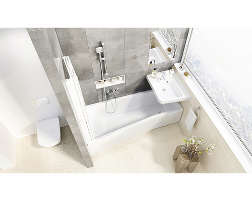 Světlá koupelna s vanou, umyvadlem, toaletou a sprchovou zástěnou.