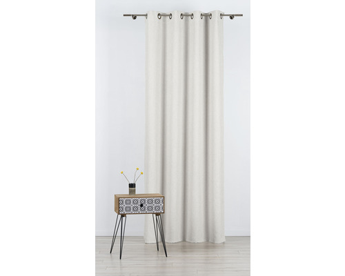 Pohled na pokoj se závěsem s kroužky a nočním stolkem