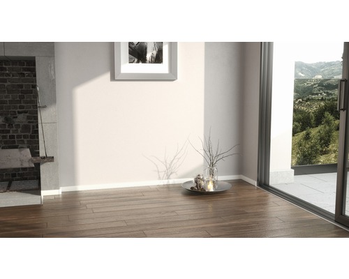 Interiér s dřevěnou podlahou, krbem, dekorací a výhledem do zeleně