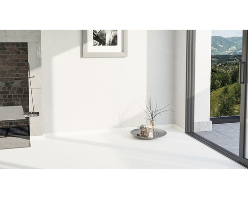 Světlá místnost s bílou dlažbou, sprchou, dekorativními prvky a výhledem ven