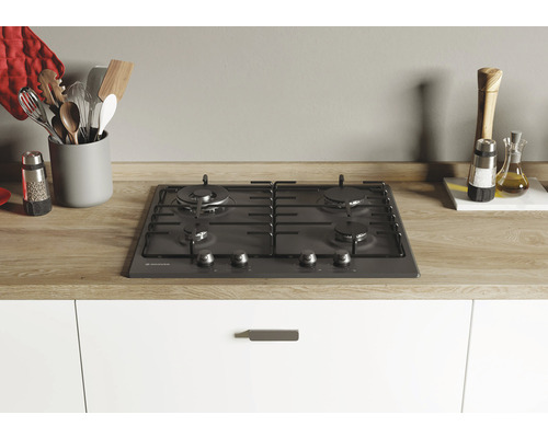 Plynový sporák se čtyřmi hořáky v moderní kuchyni