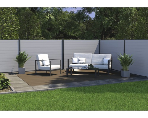 Zahradní scéna se zástěnou na ochranu soukromí, posezením a rostlinami