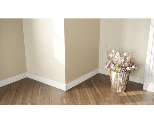 Roh místnosti s podlahovou lištou a kyticí květin