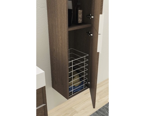 Otevřená vysoká koupelnová skříňka s košem na prádlo a policí