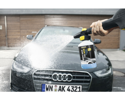 Automobil je čištěn pěnovým postřikovačem Kärcher a čisticím prostředkem.