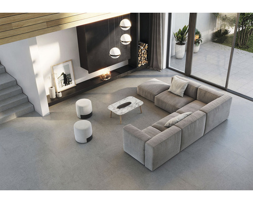 Obývací pokoj s modulární pohovkou, konferenčním stolkem, krbem a dekorací