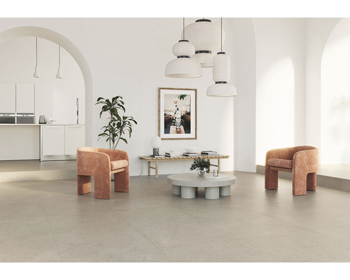 Světlý obývací pokoj se dvěma křesly, konferenčním stolkem, lavicí a závěsnými svítidly