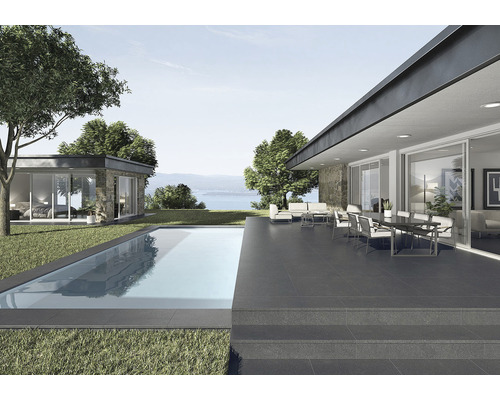 Terasa s dlaždicemi, bazénem a zahradním nábytkem před moderním domem