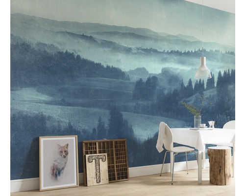 Obývací pokoj s fototapetou horské krajiny, jídelním stolem a dekorací