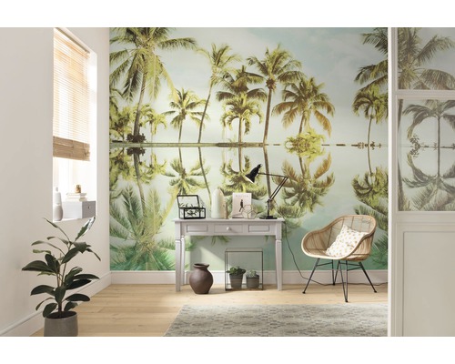 Obývací pokoj s fototapetou s motivem palem, psacím stolem a židlí