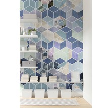 Design pokoje s geometrickou vzorovanou tapetou, policemi a úložnými boxy