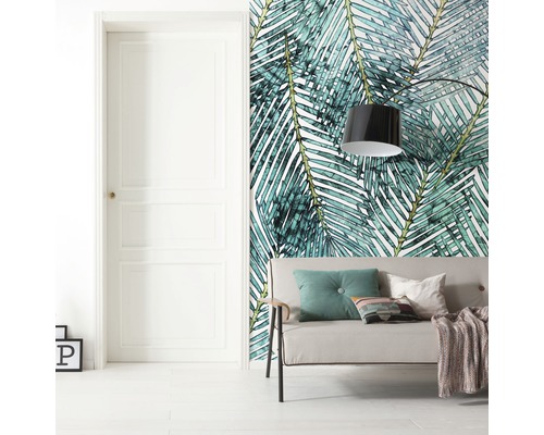 Obývací pokoj s dveřmi, pohovkou a tapetou se vzorem palmových listů