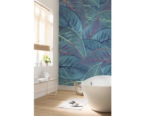 Koupelna s vanou, oknem a nástěnnou tapetou s motivem listů