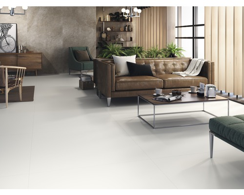 Obývací pokoj s hnědou koženou sedačkou, konferenčním stolkem a světlou podlahou