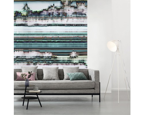 Obývací pokoj s moderní pohovkou, stojací lampou a fototapetou s motivem palem