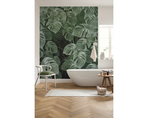 Moderní koupelna s tapetou s rostlinným motivem, vanou a dřevěnou podlahou