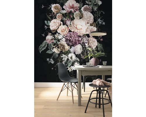 Jídelna s jídelním stolem, židlemi a květinovou tapetou