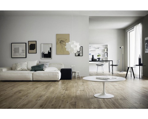 Světlý obývací pokoj s pohovkou, stolem a dřevěnou podlahou