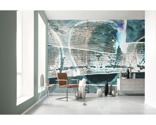 Obývací pokoj s vzorovanou tapetou, židlí a komodou