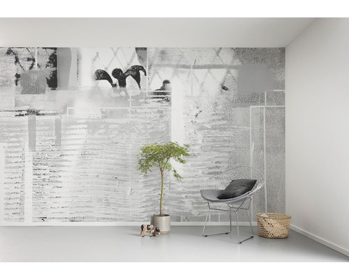 Světlá místnost s tapetou se vzorem, židlí, rostlinou a dekorací