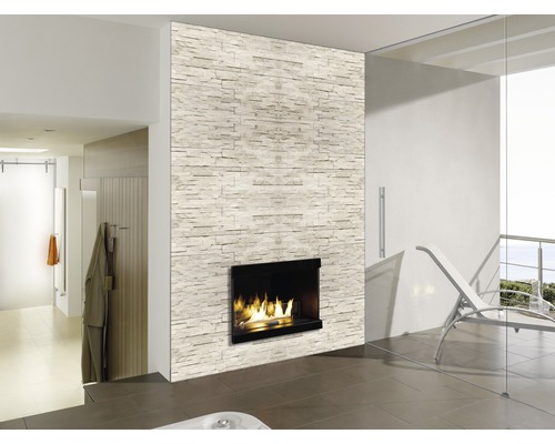 Moderní koupelna s přírodní kamennou zdí a krbem