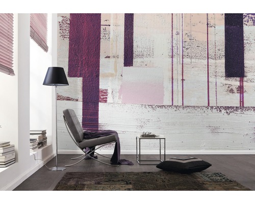 Obývací pokoj s designovou tapetou, křeslem, stojací lampou a kobercem pro moderní design pokoje