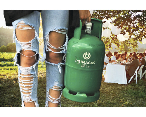 Osoba s plynovou lahví na gril PRIMAGAS venku před slavnostní tabulí