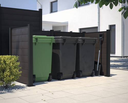 Kontejnerový box se třemi popelnicemi a lopatou na zahradě