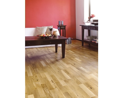 Obývací pokoj s dřevěnou podlahou, pohovkou a stolem