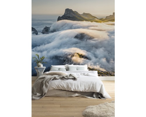 Ložnice s fototapetou horské krajiny s mlhou