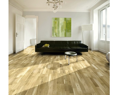 Obývací pokoj s dřevěnou podlahou, pohovkou a uměleckým dílem