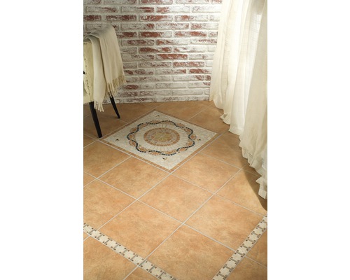 Chodba s terakotovými dlaždicemi a mozaikovými dlaždicemi