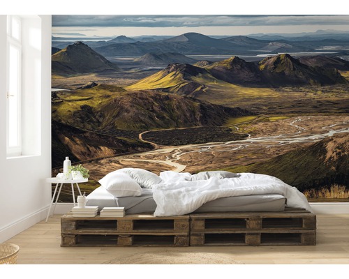 Obývací pokoj s fototapetou zobrazující horskou krajinu