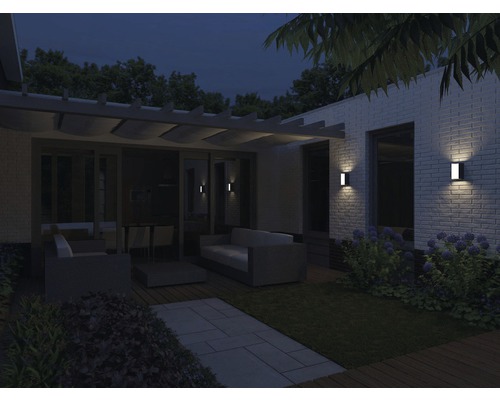 Exteriér se zahradním nábytkem, rostlinami a fasádním osvětlením