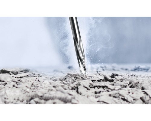 Detail záběru dláta pronikajícího do kamene