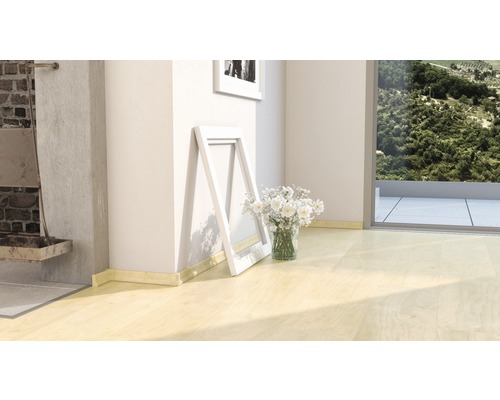 Světlá místnost s podlahovými lištami, rámem na obrazy a kyticí květin ve váze