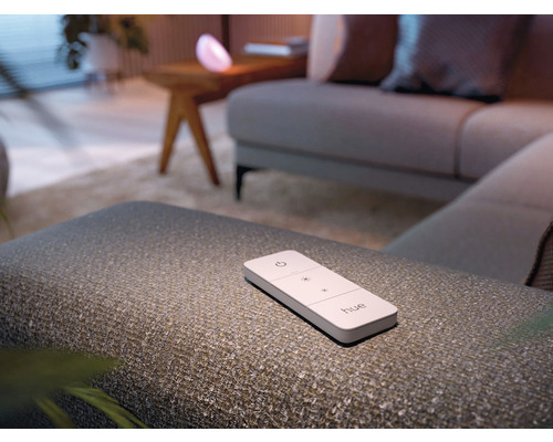 Dálkové ovládání Philips Hue na stoličce v obývacím pokoji