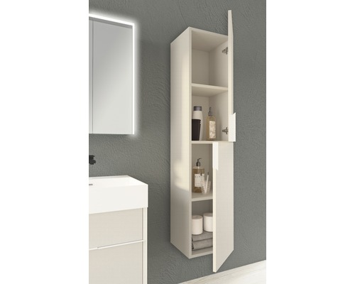 Koupelna s umyvadlovou skříňkou, zrcadlovou skříňkou a otevřenou vysokou skříňkou pro uskladnění