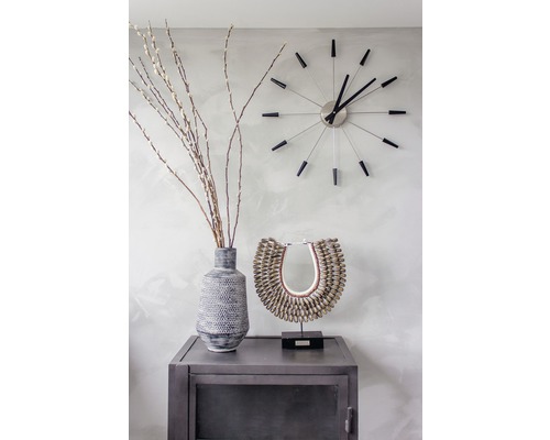 Dekorativní zátiší s vázou, větvemi, šperkem a nástěnnými hodinami na kovové skříňce