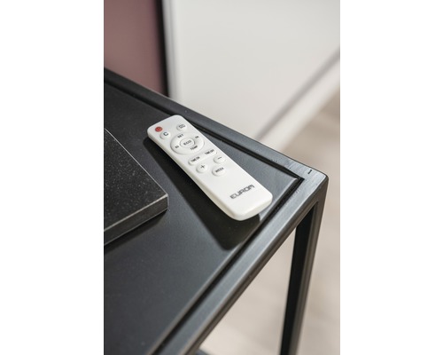 Dálkové ovládání Eurom na stole