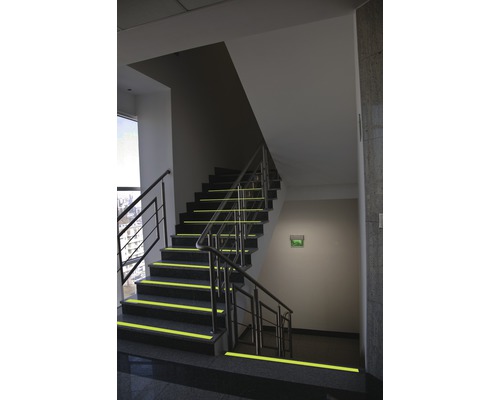 Schodiště s označením schodů pro zvýšení bezpečnosti