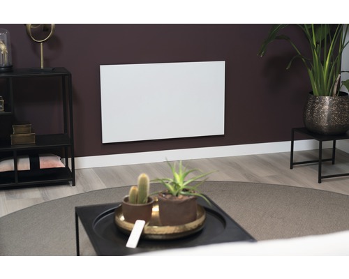 Obývací pokoj s topným panelem na zdi