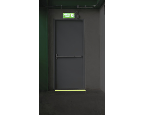 Požární východ s protipožárními dveřmi a značením únikové cesty
