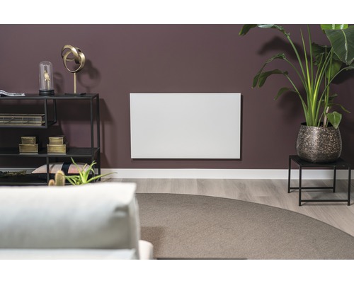 Obývací pokoj s infračerveným topením namontovaným na stěně