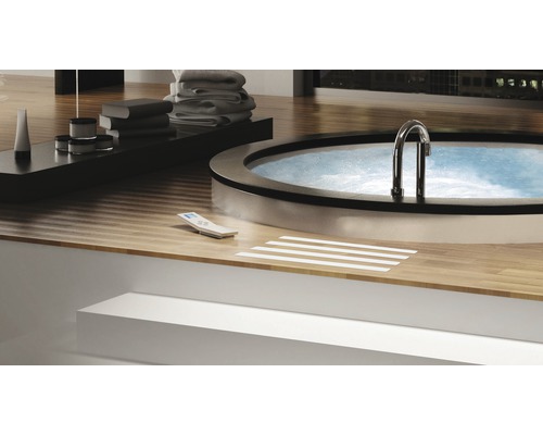 Kulatá vířivka v koupelně s dálkovým ovládáním a protiskluzovými podložkami