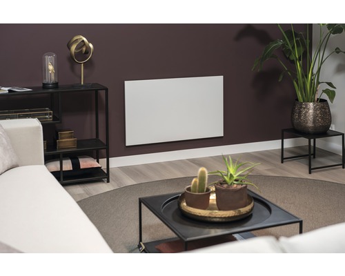 Obývací pokoj s nástěnným topením, pohovkou, stolem a dekorací