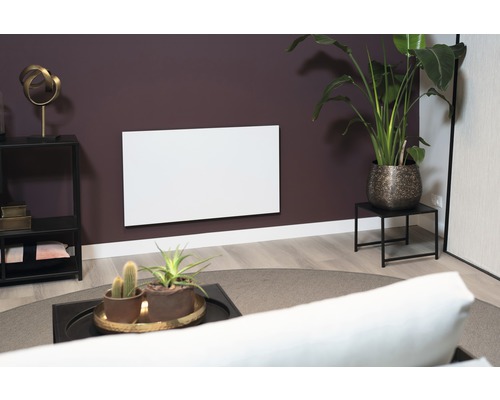 Obývací pokoj s radiátorem na zdi, stolem a rostlinami