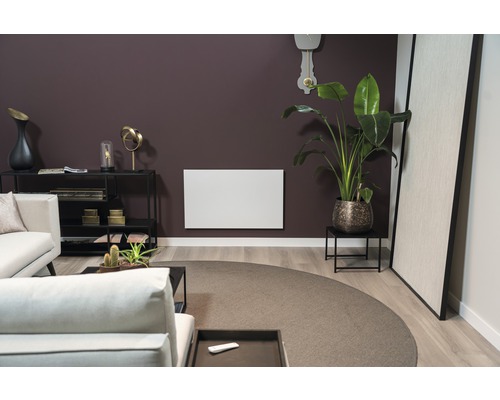 Obývací pokoj s pohovkou, stolem, pokojovou rostlinou a radiátorem