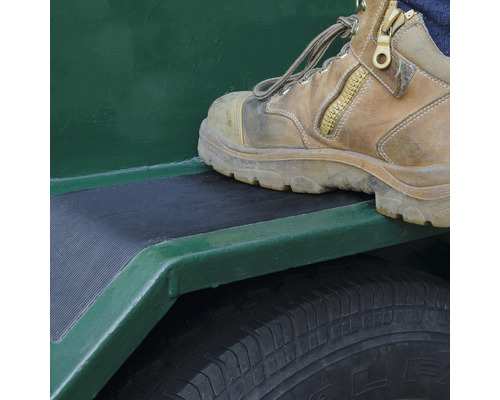 Detailní záběr pracovní boty na přívěsu