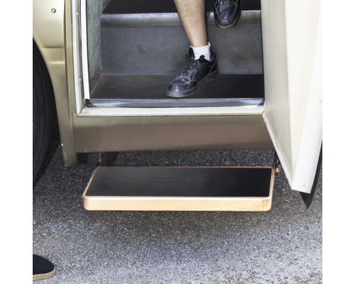 Výsuvný schůdek na obytném voze s osobou používající schůdky.